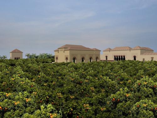 Madinat al-Zahra (Córdoba) - Vista del jardín alto con el pabellón central y el Maylis al-Sarqi