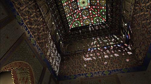 Qasr al-Badi' (Marrakech, Marruecos) - Interior de la qubba oriental con su techo luminoso