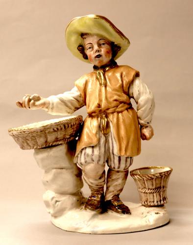 Figura infantil acompañada de dos cestos