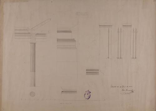 Detalles de la columna, podio y verja de una biblioteca