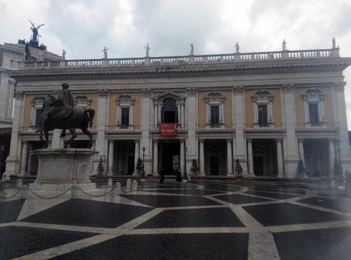 Planta y alzado de la fachada principal del capitolio romano