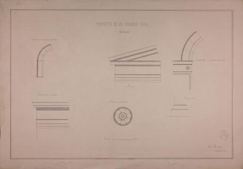 Detalle de las arquivoltas, frontón, rosetón de las enjutas, basamento y cornisa del pórtico de un Consejo Real