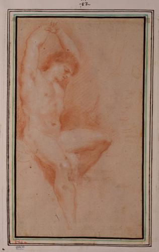 Estudio de modelo masculino desnudo sentado con los brazos alzados