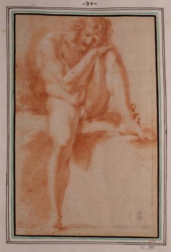 Estudio de modelo masculino desnudo sentado con la cebeza apoyada en la pierna izquierda