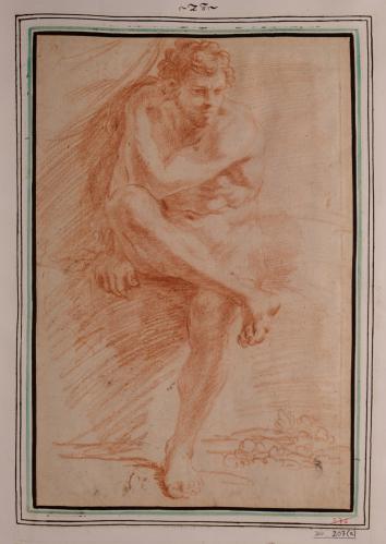 Estudio de modelo masculino desnudo sentado de frente con la pierna derecha sobre la izquierda