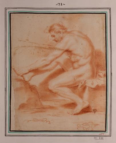 Estudio de modelo masculino desnudo sentado de perfil cogiéndose el pie derecho con la mano izquierda
