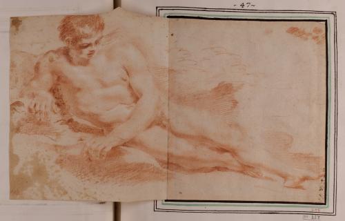 Estudio de modelo masculino desnudo recostado de izquierda a derecha
