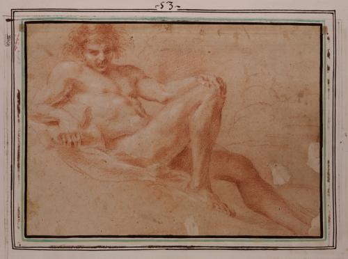 Estudio de modelo masculino desnudo recostado con la pierna derecha flexionada