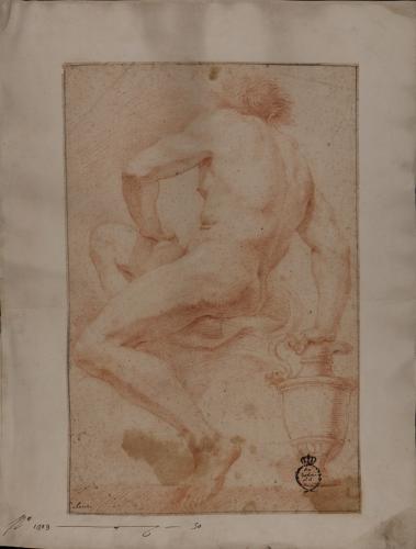 Estudio de modelo masculino desnudo sentado, de perfil de espaladas hacia la izquierda apoyado en una jarra