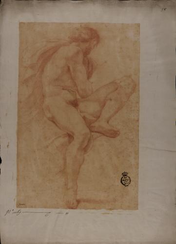 Estudio de modelo masculino desnudo sentado hacia la derecha