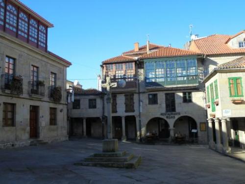 Estudio de mujeres en la Plaza de la Leña (Pontevedra)