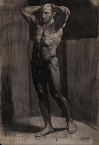 Estudio de modelo masculino desnudo de pie con las manos en la parte posterior de la cabeza