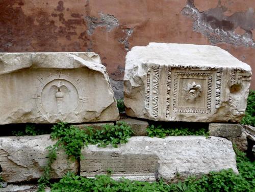 Sección del friso y detalle de un rosetón del pórtico de Octavia [y de Livia] en Roma