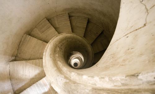 Alzado de los arcos del cuerpo principal de la escalera externa y planta y alzado parcial de la esclarea helicoidal del palacio Farnesio en Caprarola