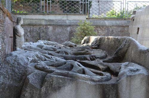 Apuntes de un fragmento de cornisamento en el jardin del palacio Colonna