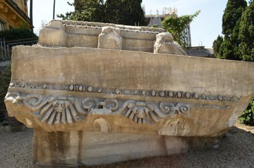 Apuntes de un fragmento de cornisamento en el jardin del palacio Colonna