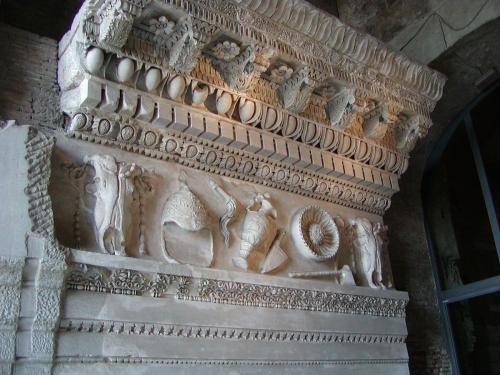 Sección del cornisamento y capiteles del templo de Júpiter Tonante en Roma [templo de Vespasiano y Tito]