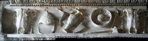 Medidas del cornisamento y capiteles del Templo de Júpiter Tonante en Roma [Templo de Vespasiano y Tito]