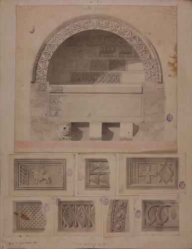 Alzado y placas ornamentales de un sepulcro románico del claustro de la colegiata de Covadonga (Cangas de Onís, Asturias)