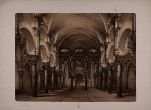 Vista en perspectiva de la nave central de la catedral-mezquita de Córdoba