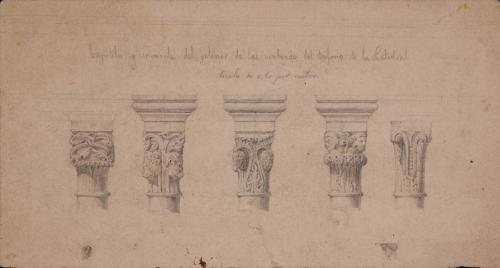 Capiteles góticos y ménsula del exterior de las ventanas del triforio de una catedral