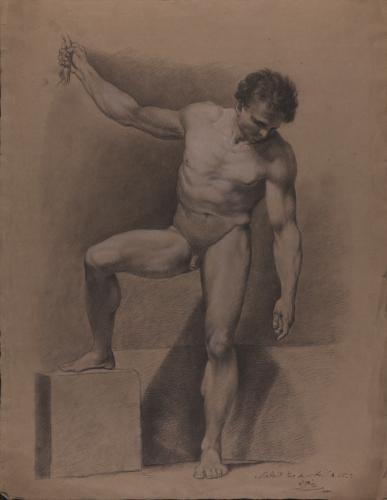 Estudio de modelo masculino desnudo de pìe con la pierna derecha apoyada sobre un escalón y agarrado a una cuerda con la mano derecha