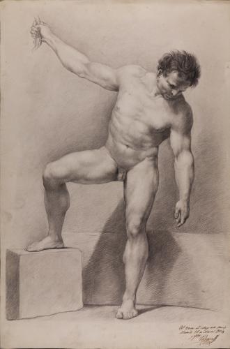 Estudio de modelo masculino desnudo de pie con la pierna derecha apoyada sobre un escalón