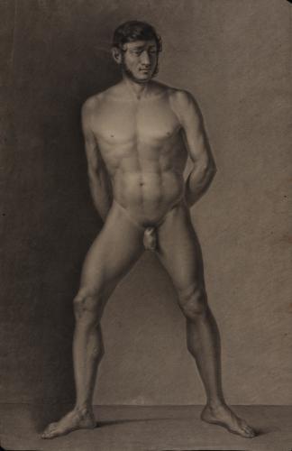 Estudio de modelo masculino desnudo de pie de frente con las piernas ligeramente separadas y las manos a la espalda