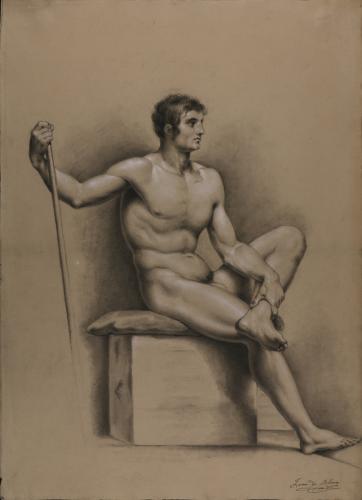 Estudio de modelo masculino desnudo sentado sujetando una vara con la mano derecha