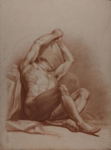 Estudio en escorzo de modelo masculino desnudo sentado con los brazos alzados sobre la cebeza