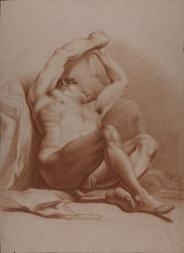 Estudio en escorzo de modelo masculino desnudo sentado con los brazos alzados sobre la cabeza