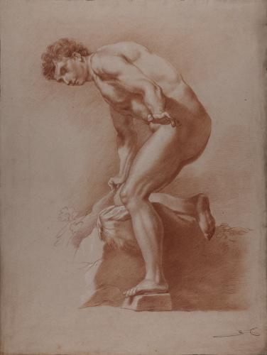Estudio de modelo masculino desnudo semi agachado apoyándose en la rodilla derecha