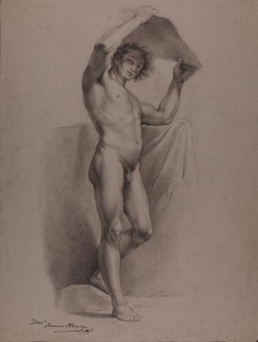 Estudio de modelo masculino desnudo sujetando una tabla sobre su cabeza