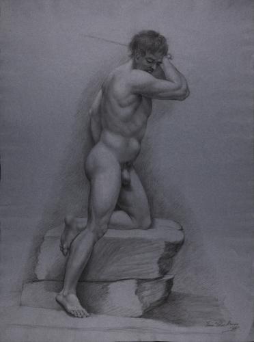 Estudio de modelo masculino desnudo de pie apoyado sobre la pierna izquierda y el brazo derecho en actitud de golpear