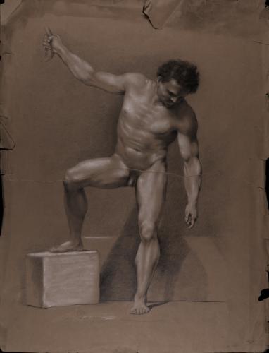 Estudio de modelo masculino desnudo de pie con la pierna derecha apoyada sobre un escalón