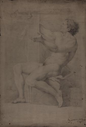 Estudio de modelo masculino desnudo sentado de perfil agarrado con la mano derecha a una tabla de madera