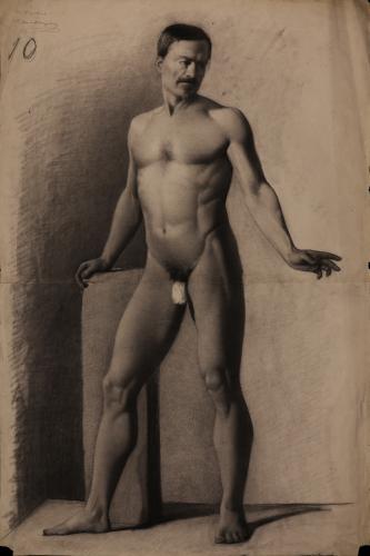 Estudio de modelo masculino desnudo de pie de tres cuartos hacia la izquierda apoyado en un pedestal