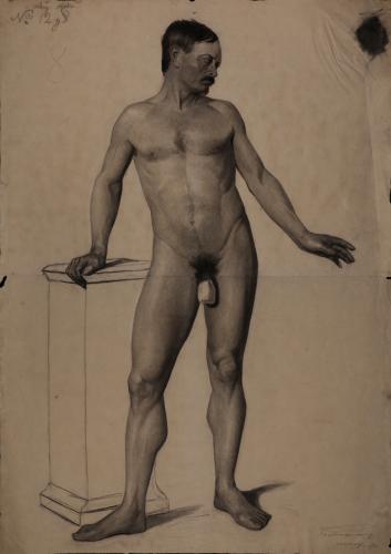 Estudio de modelo masculino desnudo de frente apoyado en un pedestal