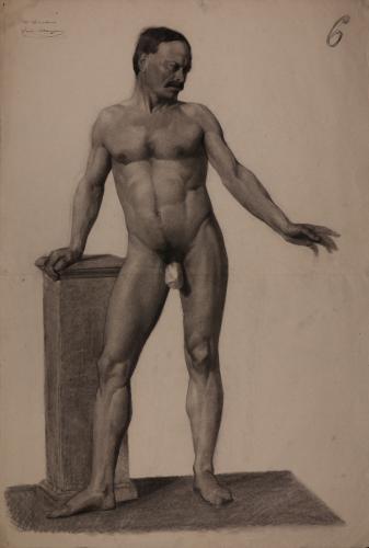 Estudio de modelo masculino desnudo de frente apoyado en un pedestal