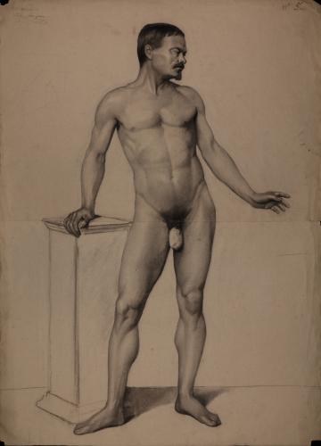 Estudio de modelo masculino desnudo de pie de frente apoyado en un pedestal