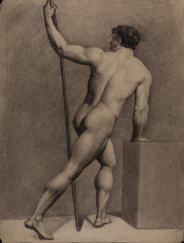 Estudio de modelo masculino con una vara en la mano izquierda y apoyado en un prisma cúbico