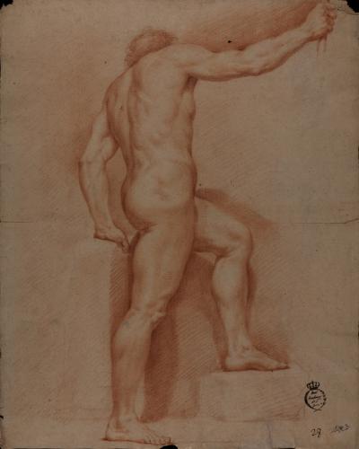 Estudio de modelo masculino desnudo de perfil hacia la izquierda con el brazo derecho extendido y el pie izquierdo apoyado en un bloque