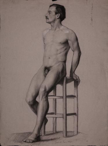 Estudio de modelo masculino desnudo sentado en una banqueta hacia la derecha