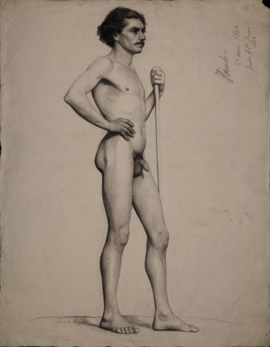 Estudio de modelo masculino desnudo de pie hacia la derecha con vara