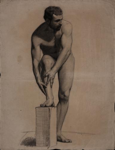 Estudio de modelo masculinos desnudo de frente, con el pie derecho apoyado en un bloque y la cabeza girada hacia la izquierda