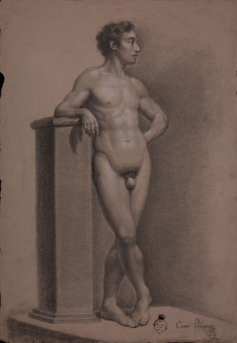 Estudio de modelo masculino desnudo de pie de frente con las piernas cruzadas y apoyado en un pedestal