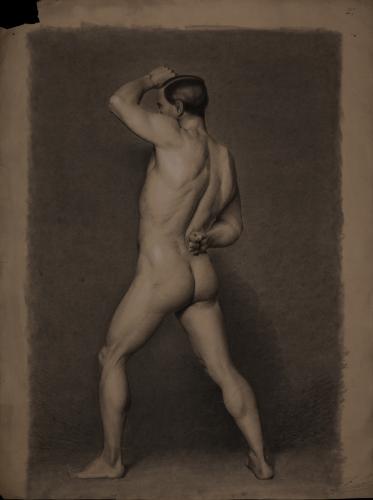 Estudio de modelo masculino desnudo de perfil de espaldas hacia la derecha con un brazo sobre la cabeza y el otro en la la espalda