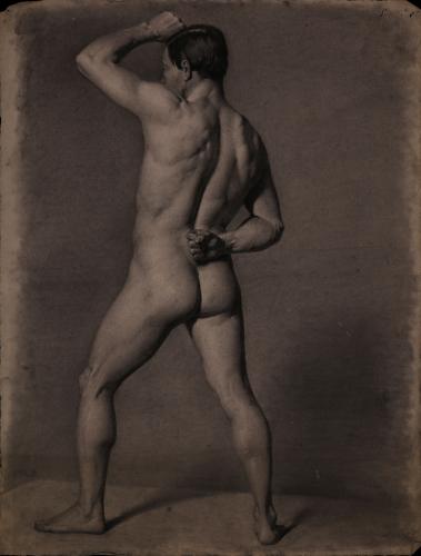 Estudio de modelo masculino desnudo de espaldas con el brazo izquierdo en la cabeza y el derecha en la espalda