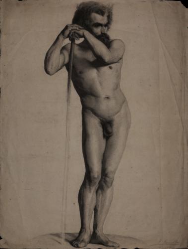 Estudio de modelo masculino desnudo de pie de frente apoyado con las dos manos en una vara