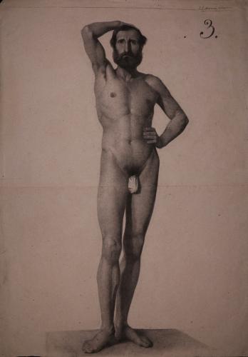Estudio de modelo masculino desnudo de pie de frente con la mano derecha sobre la cabeza y la izquierda en la cadera